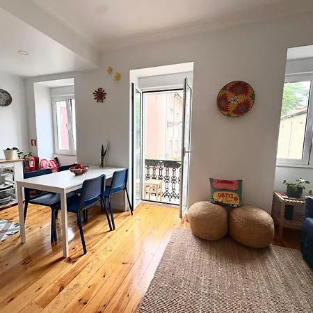 Cozy And Bright - Graca Apartment *